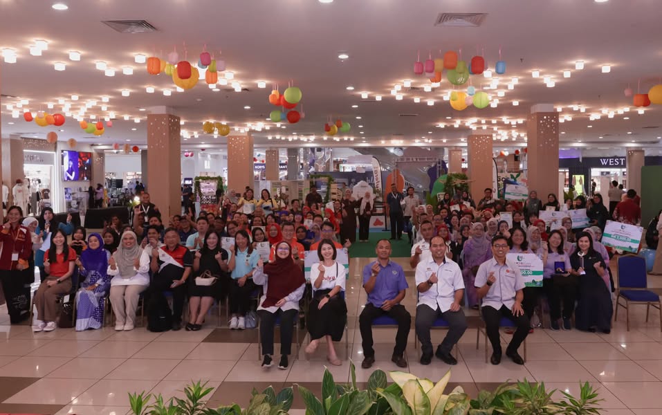 Award winners, organisers and judges of the RCE Iskandar Sustainable & Low Carbon Schools Exhibition 2026 at Sutera Mall, with exhibition booths behind them