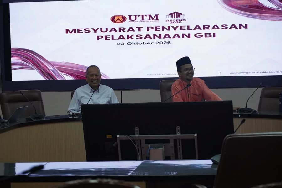 Green Building Index implementation coordination meeting at Dewan Senat, BCSI: two officials at the head table in front of a screen reading Mesyuarat Penyelarasan Pelaksanaan GBI, 23 Oktober 2026